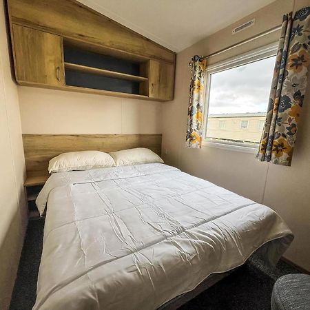 Homely 8 Berth Caravan At Dovercourt Holiday Park, Essex Ref 44201H Great Oakley  Zewnętrze zdjęcie