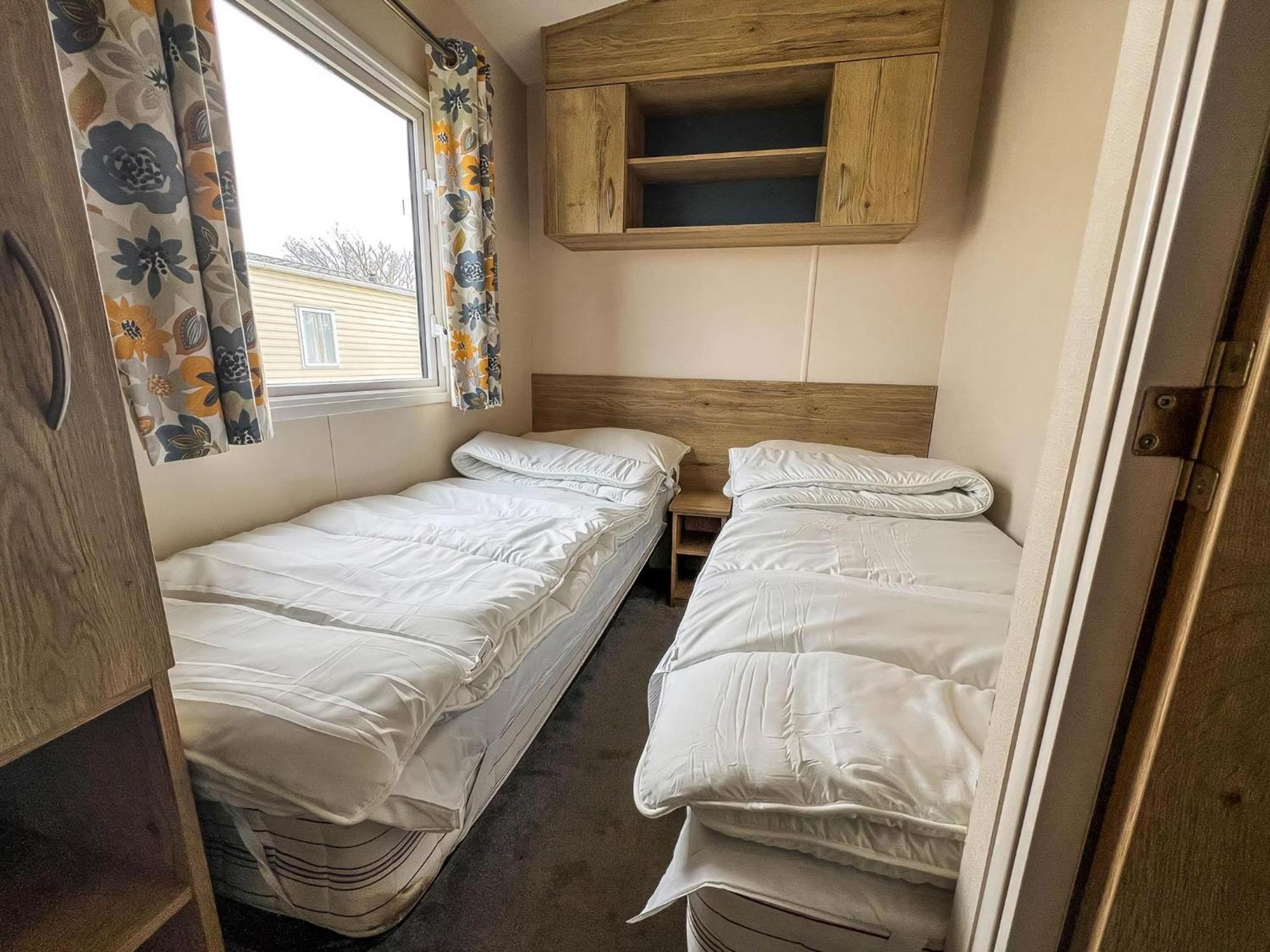 Homely 8 Berth Caravan At Dovercourt Holiday Park, Essex Ref 44201H Great Oakley  Zewnętrze zdjęcie