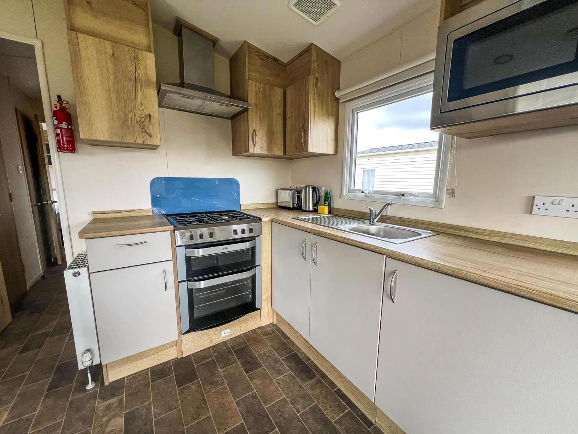 Homely 8 Berth Caravan At Dovercourt Holiday Park, Essex Ref 44201H Great Oakley  Zewnętrze zdjęcie