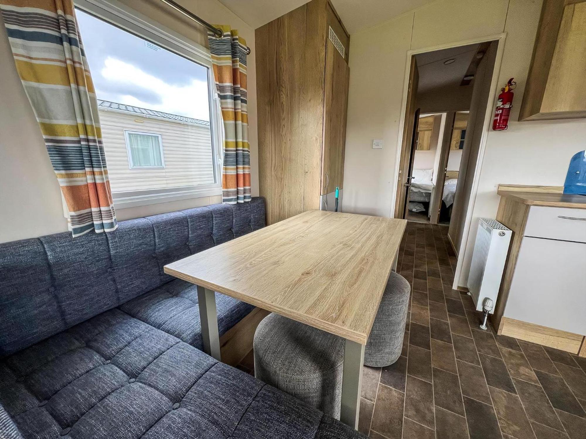 Homely 8 Berth Caravan At Dovercourt Holiday Park, Essex Ref 44201H Great Oakley  Zewnętrze zdjęcie
